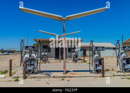 Ruiné vestiges d'une station essence dans la vallée centrale de Californie avec des pompes à vide et le bâtiment. Banque D'Images