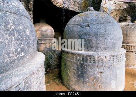 De nombreux stupas ou répliques à roche Bhaja caves près de Pune Maharashtra , , Inde Banque D'Images