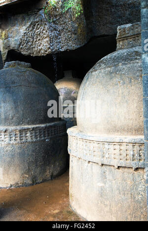 De nombreux stupas ou répliques à roche Bhaja caves près de Pune Maharashtra , , Inde Banque D'Images