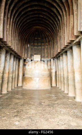 Stupa de Bhaja rock cut cave et striées de toit avec des poutres de teck à collines près de Pune Maharashtra , , Inde Banque D'Images