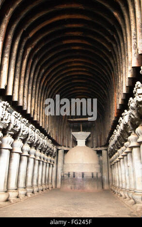 Stupa à Karla rock cut cave datant du 2e siècle avant J.-C. près de collines de Pune Maharashtra , , Inde Banque D'Images