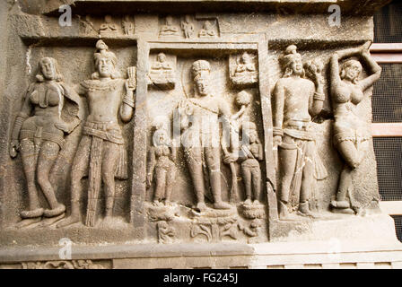 Bouddha au centre et deux couples sculpté dans la pierre sur le mur avant de Karla rock cut cave Chaitya hills Pune Maharashtra Banque D'Images