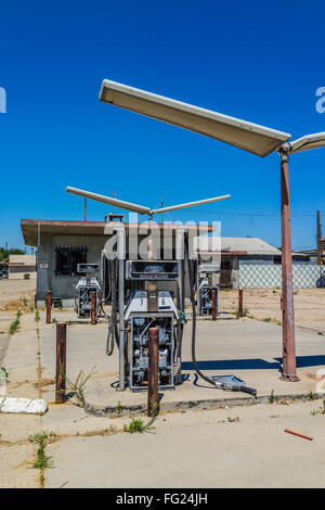 Ruiné vestiges d'une station essence dans la vallée centrale de Californie avec des pompes à vide et le bâtiment. Banque D'Images