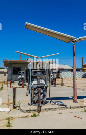 Ruiné vestiges d'une station essence dans la vallée centrale de Californie avec des pompes à vide et le bâtiment. Banque D'Images