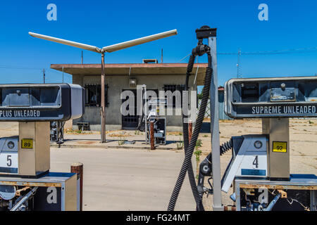 Ruiné vestiges d'une station essence dans la vallée centrale de Californie avec des pompes à vide et le bâtiment. Banque D'Images