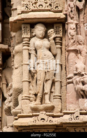 Sculptures sur le mur de temple du soleil à modhera ; ; ; Inde Gujarat Mehsana Banque D'Images