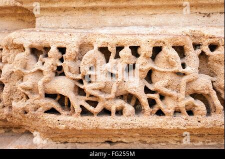 Sculptures sur le mur de temple du soleil à modhera ; ; ; Inde Gujarat Mehsana Banque D'Images