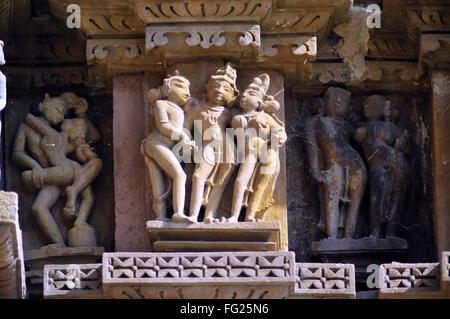 Sculptures sur le mur du temple jagadambi Khajuraho Madhya Pradesh, Inde Banque D'Images