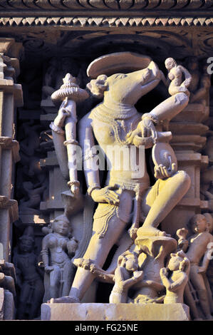 Incarnation de Vishnu varaha sur mur de temple jagadambi Khajuraho Madhya Pradesh, Inde Banque D'Images