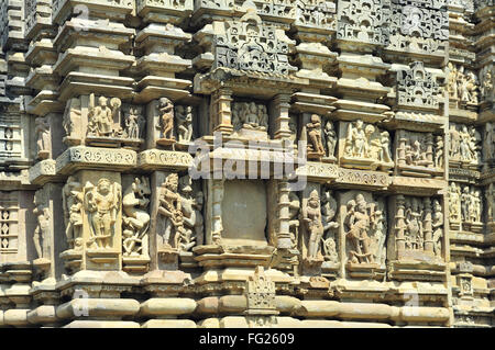 Sculpté orné de sculptures sur le mur de temple vishvanath Khajuraho Madhya Pradesh, Inde Banque D'Images