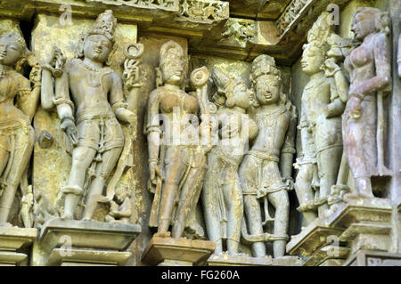 Sculpté orné de sculptures sur le mur de temple vishvanath Khajuraho Madhya Pradesh, Inde Banque D'Images