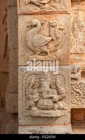 Sculpture de Ganesh et paon sur le mur de temple vitthal ; ; ; Inde Karnataka Hampi Banque D'Images