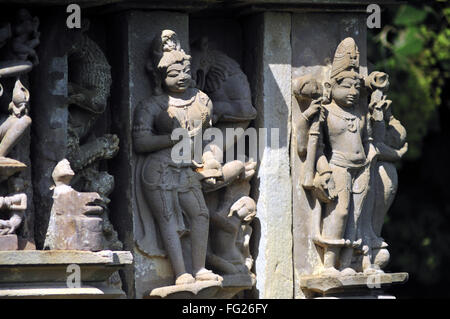 Sculptures sur le mur du temple vishvanath Khajuraho Madhya Pradesh, Inde Banque D'Images