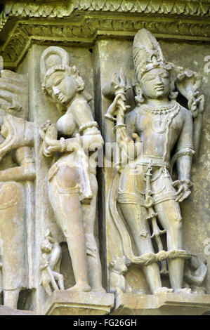 Shiva et sur le mur de l'apsara vishvanath temple Khajuraho Madhya Pradesh, Inde Banque D'Images