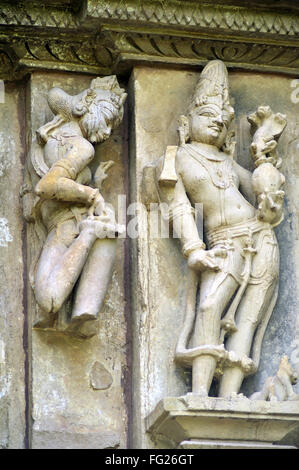 Shiva et sur le mur de l'apsara vishvanath temple Khajuraho Madhya Pradesh, Inde Banque D'Images