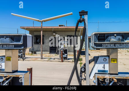 Ruiné vestiges d'une station essence dans la vallée centrale de Californie avec des pompes à vide et le bâtiment. Banque D'Images