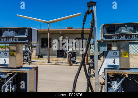 Ruiné vestiges d'une station essence dans la vallée centrale de Californie avec des pompes à vide et le bâtiment. Banque D'Images