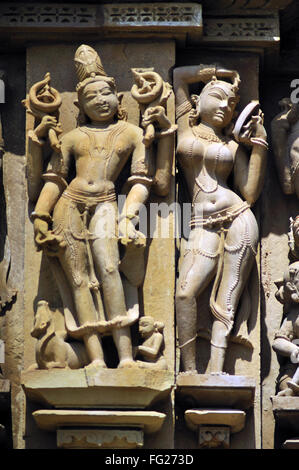 Orné de sculptures de Khajuraho sculpté sur le mur de lakshmana temple Madhya Pradesh inde Banque D'Images