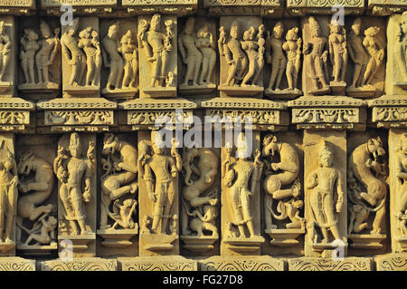 Finement sculptée mur de temple parsvanatha Khajuraho Madhya Pradesh, Inde Banque D'Images