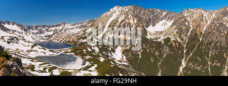 Dolina Pięciu Stawów cinq lacs (vallée) dans les Tatras polonaises au printemps, avec la dernière neige sur le moun persistants Banque D'Images