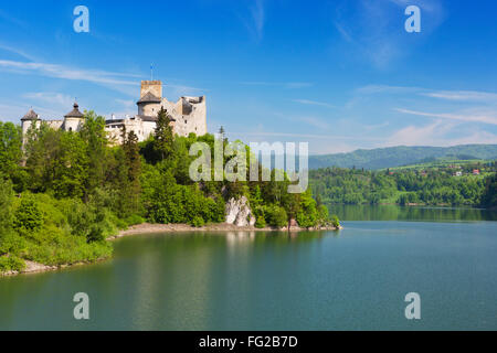 Le Château de Niedzica dans les montagnes Pieniny en Pologne sur une journée ensoleillée. Banque D'Images