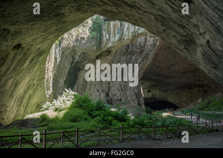 Grotte Devetashka en Bulgarie centrale. Accueil d'une grande colonie de chauves-souris et rempli de lumière naturelle à travers les trous dans le plafond. Banque D'Images