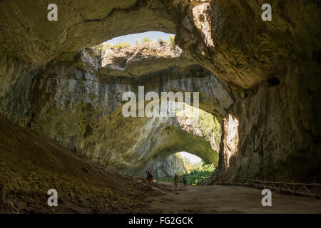 Grotte Devetashka en Bulgarie centrale. Accueil d'une grande colonie de chauves-souris et rempli de lumière naturelle à travers les trous dans le plafond. Banque D'Images