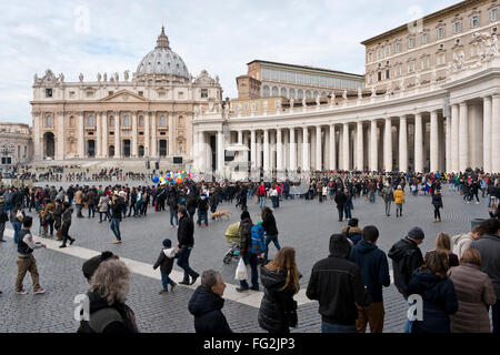 Rome. L'Italie. Longue file de personnes qui attendent pour entrer dans la Basilique St Pierre, de la Piazza San Pietro. Banque D'Images