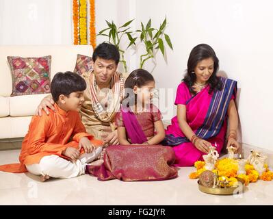 L'organisation mère avec family diyas assis dans sa chambre, M.# 702R,MR# 702S,MR# 702T,MR# 702U Banque D'Images