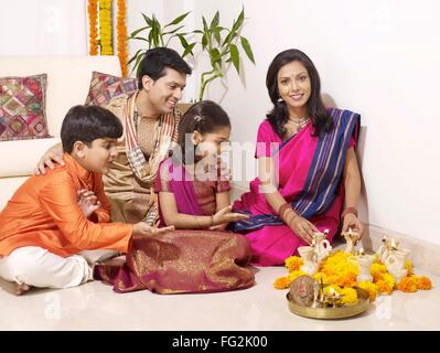 L'organisation mère avec family diyas assis dans sa chambre, M.# 702R,MR# 702S,MR# 702T,MR# 702U Banque D'Images