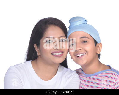 Dame Sikh et fils toucher chef M.# 702Z;702Y Banque D'Images