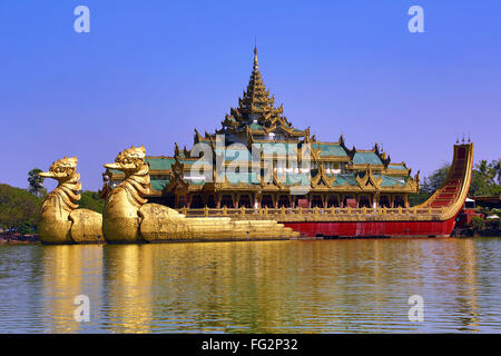 Palais Karaweik restaurant flottant, le Lac Kandawgyi, construite sous la forme d'une Barge Royale, Yangon, Myanmar Banque D'Images