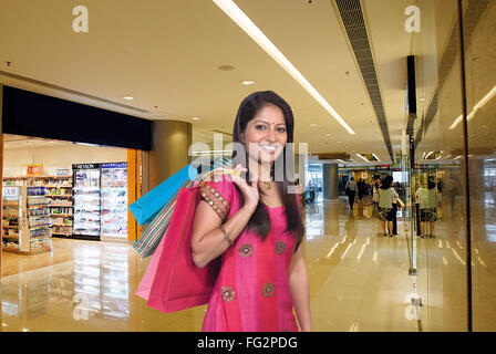 Dame Sikh carrying shopping bags in mall Banque D'Images