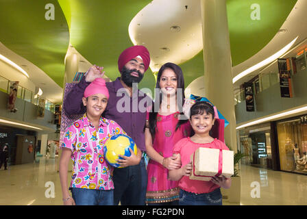 Les parents avec enfants en Sikh mall M.# 702Z;702Y;702X;779A Banque D'Images