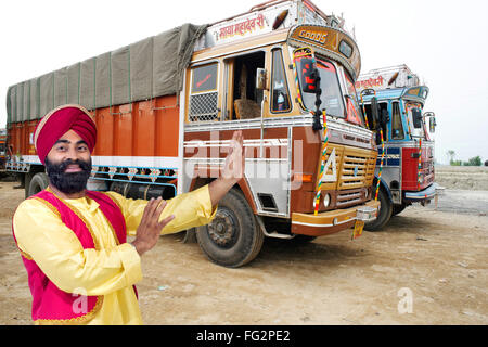 Homme sikh dans bhangra posent debout à camions M.# 779A Banque D'Images