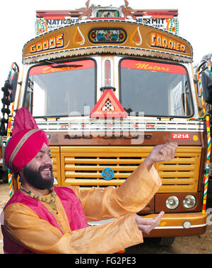 Homme sikh à grain à verser sur place à l'article 779B# M. lorry Banque D'Images