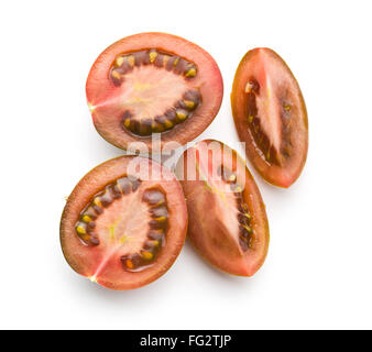 De moitié les tomates sombre sur fond blanc Banque D'Images