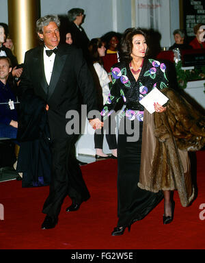 Washington, DC., USA, 5 décembre, 1993 Connie Chung et son mari Maury Povich arriver au Kennedy Center Honors. Credit : Mark Reinstein Banque D'Images