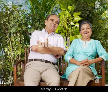 Vieux couple relaxant, femme homme senior, femme mari senior, MR#702T,702S Banque D'Images