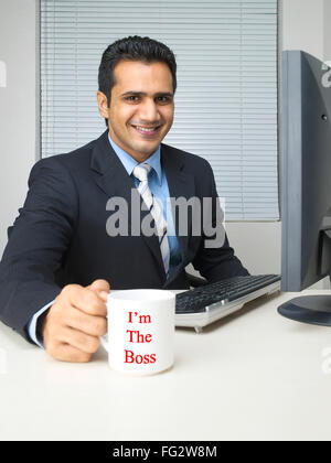 Exécutif multitâche holding mug MR# 779K Banque D'Images