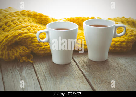 Deux tasses de thé blanc et écharpe sur le vieux bureau en bois. Selective focus, tonique Banque D'Images