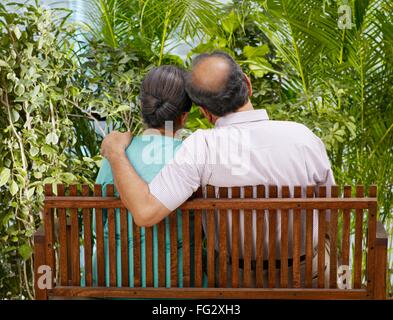 Vieux couple appréciant le jardin, homme senior femme, mari senior femme, MR#702T,702S Banque D'Images