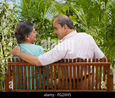 Vieux couple regardant M.# 702T, 702S Banque D'Images