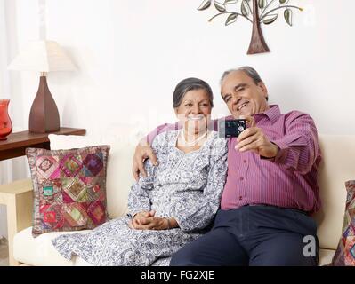 Vieux couple indien moment de l'enregistrement sur l'appareil photo numérique M.# 702s & t - vda 206407 Banque D'Images