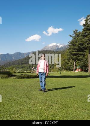 Girl à l'Indira Gandhi park ; Pahalgam ; Jammu-et-Cachemire en Inde ; M.# 477 Banque D'Images