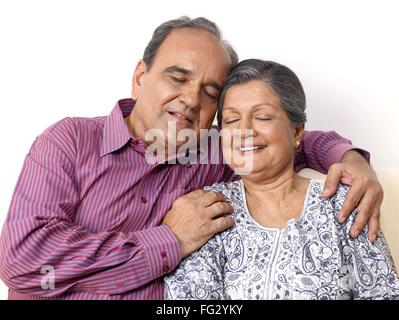 Vieux couple embrassant, femme homme senior, femme mari senior, MR#702T,702S Banque D'Images