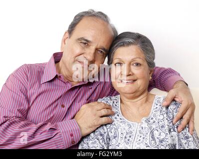 Vieux couple embrassant, femme homme senior, femme mari senior, MR#702T,702S Banque D'Images