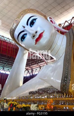 La Pagode Chauk Htat Gyi et statue de Bouddha couché, Yangon, Myanmar Banque D'Images