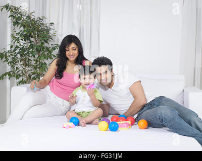 Couple avec leur bébé ; M.# 779L ; M.# 779M ; M.# 779O Banque D'Images