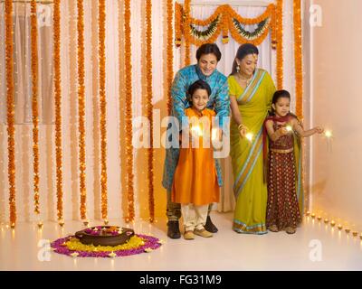 Famille indienne célébrant Diwali, fête des lumières de l'Inde - modèle libéré M.# 779P, M.# 779Q, M.# 779R, M.# 779S Banque D'Images